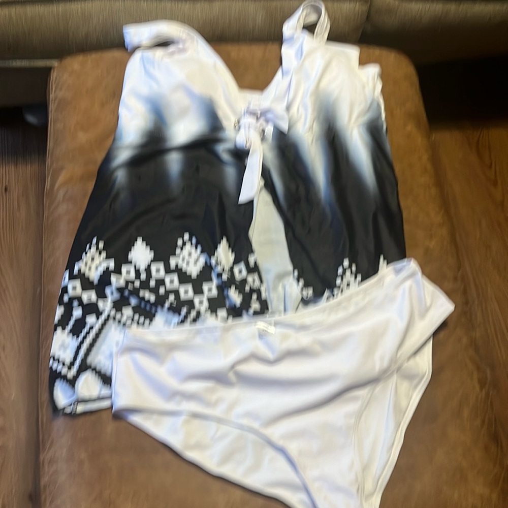 Tankini new without tags xxl. Black and white